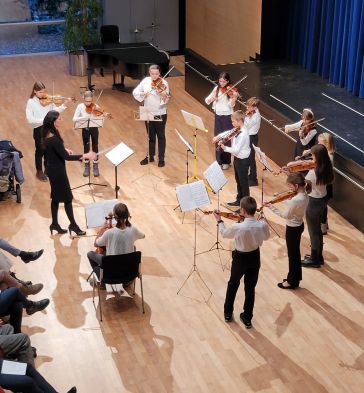 Foto: Musikschule   Am Mittwoch, dem 20. März 2024 findet um 19:00 Uhr im Lichthof des Alten Klosters das jährliche Konzert der beiden Streichorchester der Städtischen Musikschule statt.