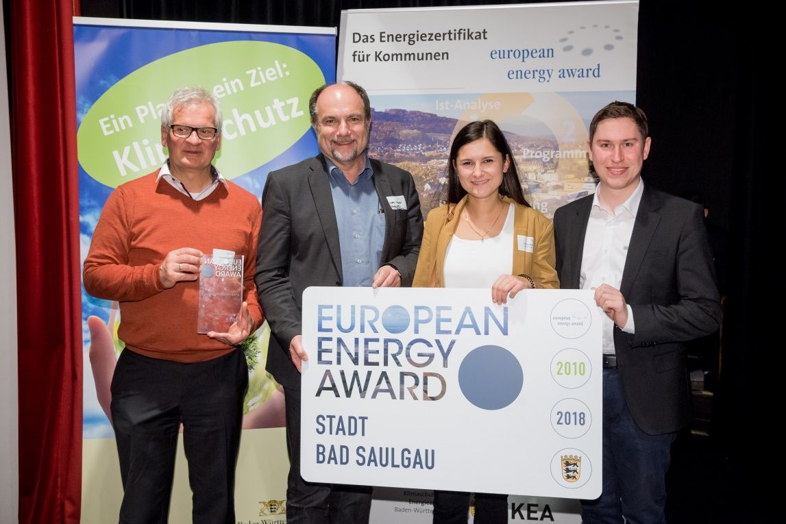 v.l.: Johannes Übelhör (Stadtwerke Bad Saulgau), Walter Göppel (Energieagentur Ravenburg), Christine Nestel (Stadt Bad Saulgau) und Michael Bauer (Energieagentur Ravensburg) freuen sich in Tübingen über die erneute Zertifizierung im Rahmen des European Energy Awards. 