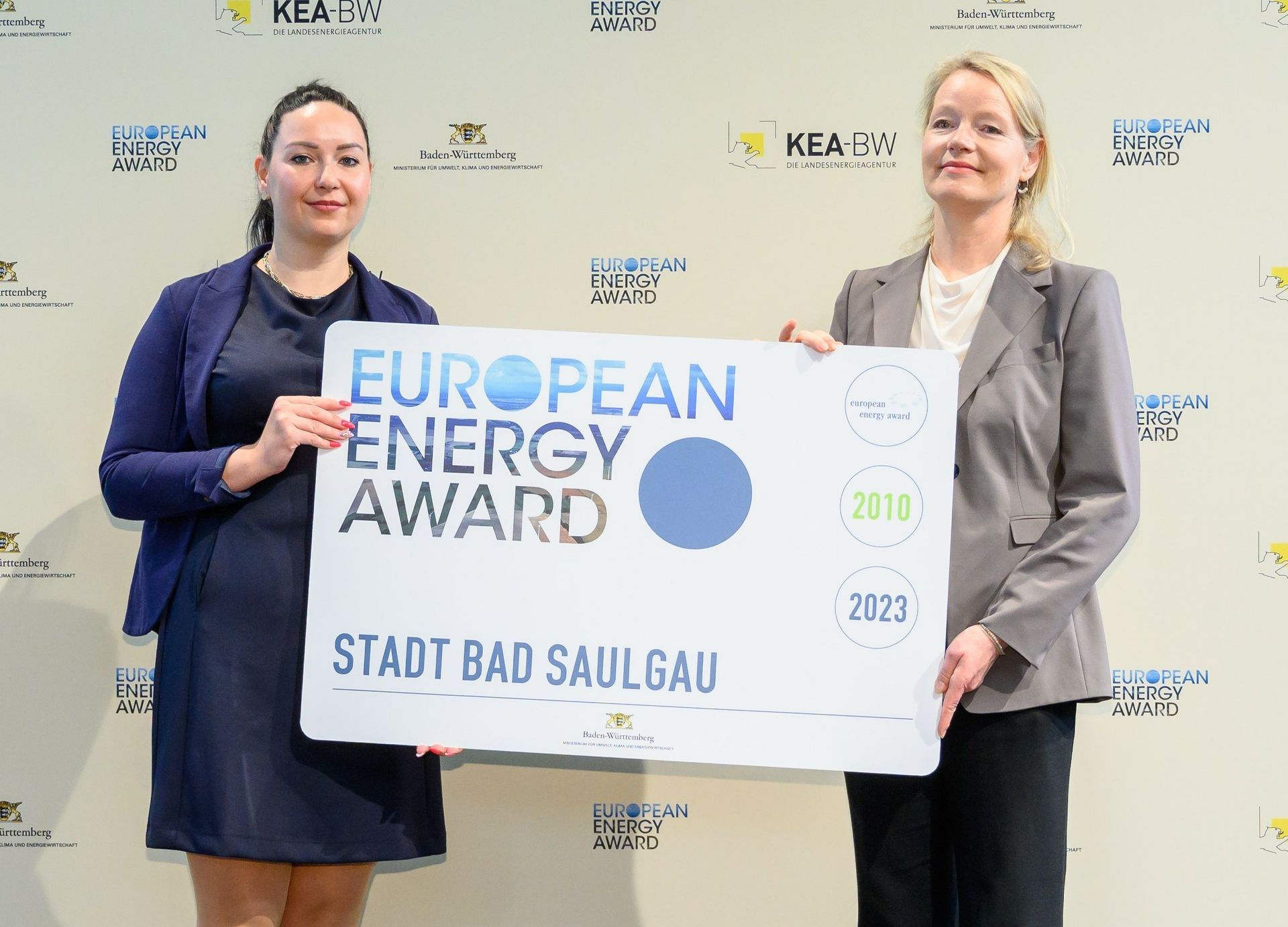 Pauline Klatt (links) ist bei der Stadt Bad Saulgau für den European Energy Award zuständig. Umweltministerin Thekla Walker überreicht ihr bei der Preisverleihung in Karlsruhe die erneute Auszeichnung. Foto: KEA-BW