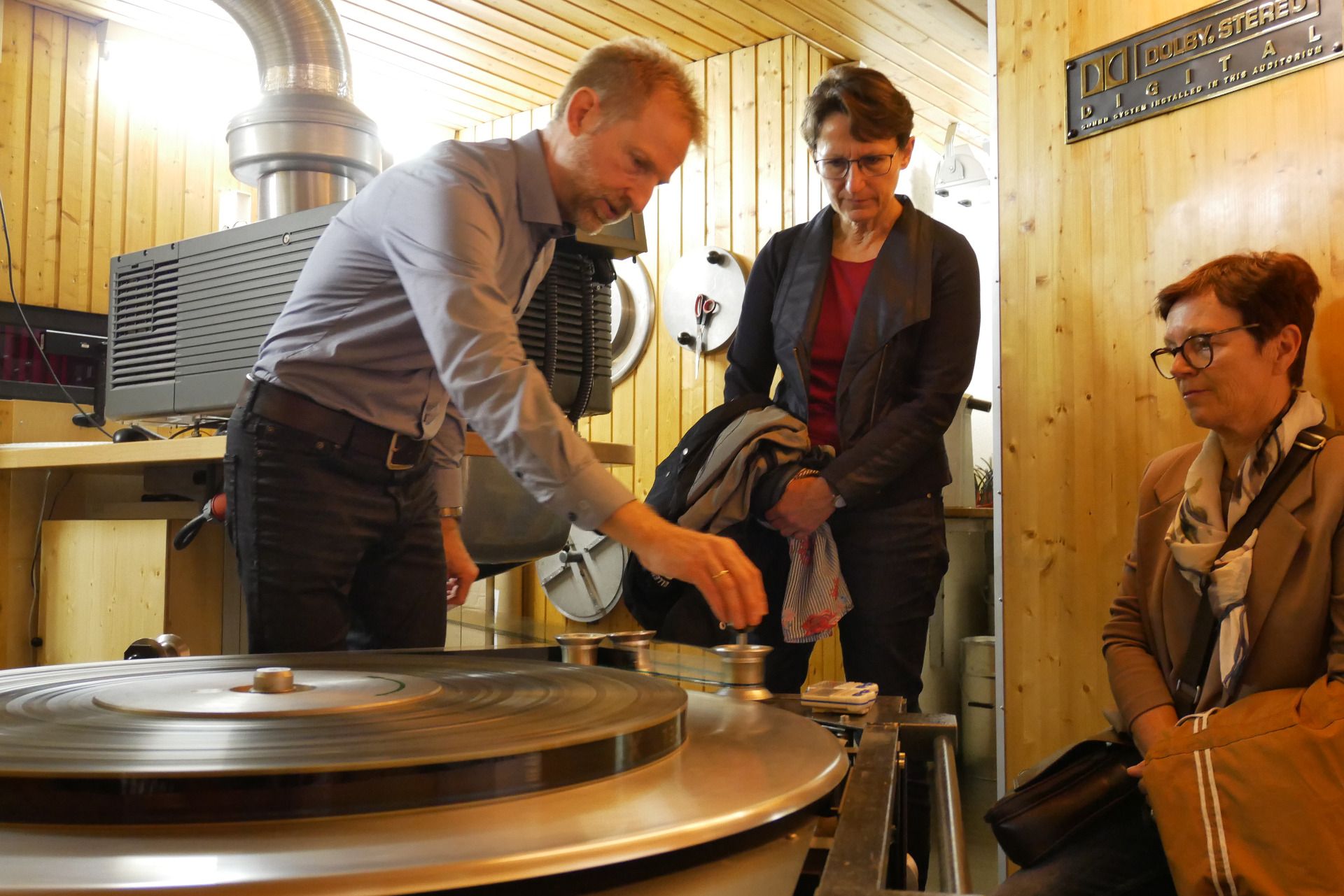 Jürgen Burth hat in seinem Kino nicht nur modernste Ausrüstung, sondern weiß auch noch, wie ein 35mm Filmteller und das komplette Abspielequipment funktioniert. Foto: Stadtverwaltung