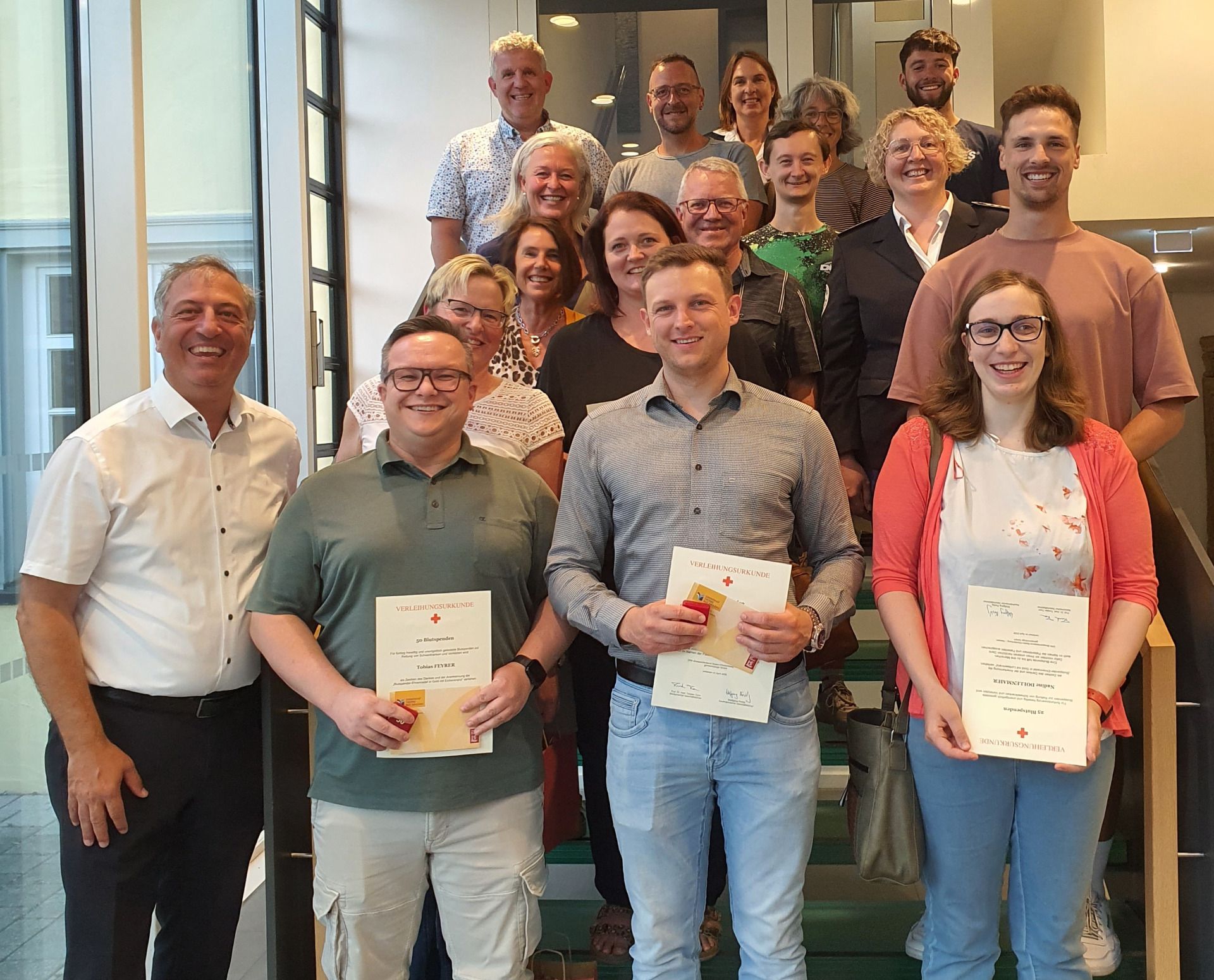 Persönlich bedankten sich Bürgermeister Raphael Osmakowski-Miller (1. v. li.), Larissa Lott-Kessler (letzte Reihe Mitte) sowie DRK-Bereitschaftsleiterin Carmen Gessler (3. v. re.) bei den Blutspenderinnen und Blutspendern und überreichten jeweils eine Urkunde sowie eine Ehrennadel des DRK. Seitens der Stadt Bad Saulgau gab es zudem ein kleines Dankeschön. 