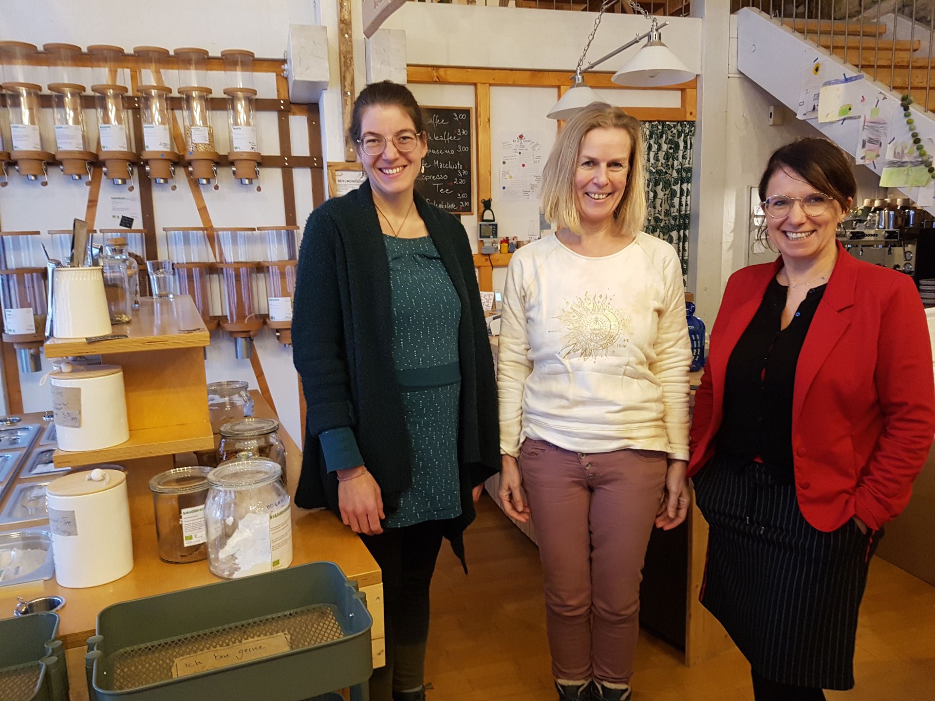 Diana Zimmermann (Mitte) übernimmt den Unverpacktladen von Johanna Wiedergrün (links) und Bernadette Schneider – sehr zur Freude von Wirtschaftsförderin Ilona Boos (rechts). Foto: Stadtverwaltung