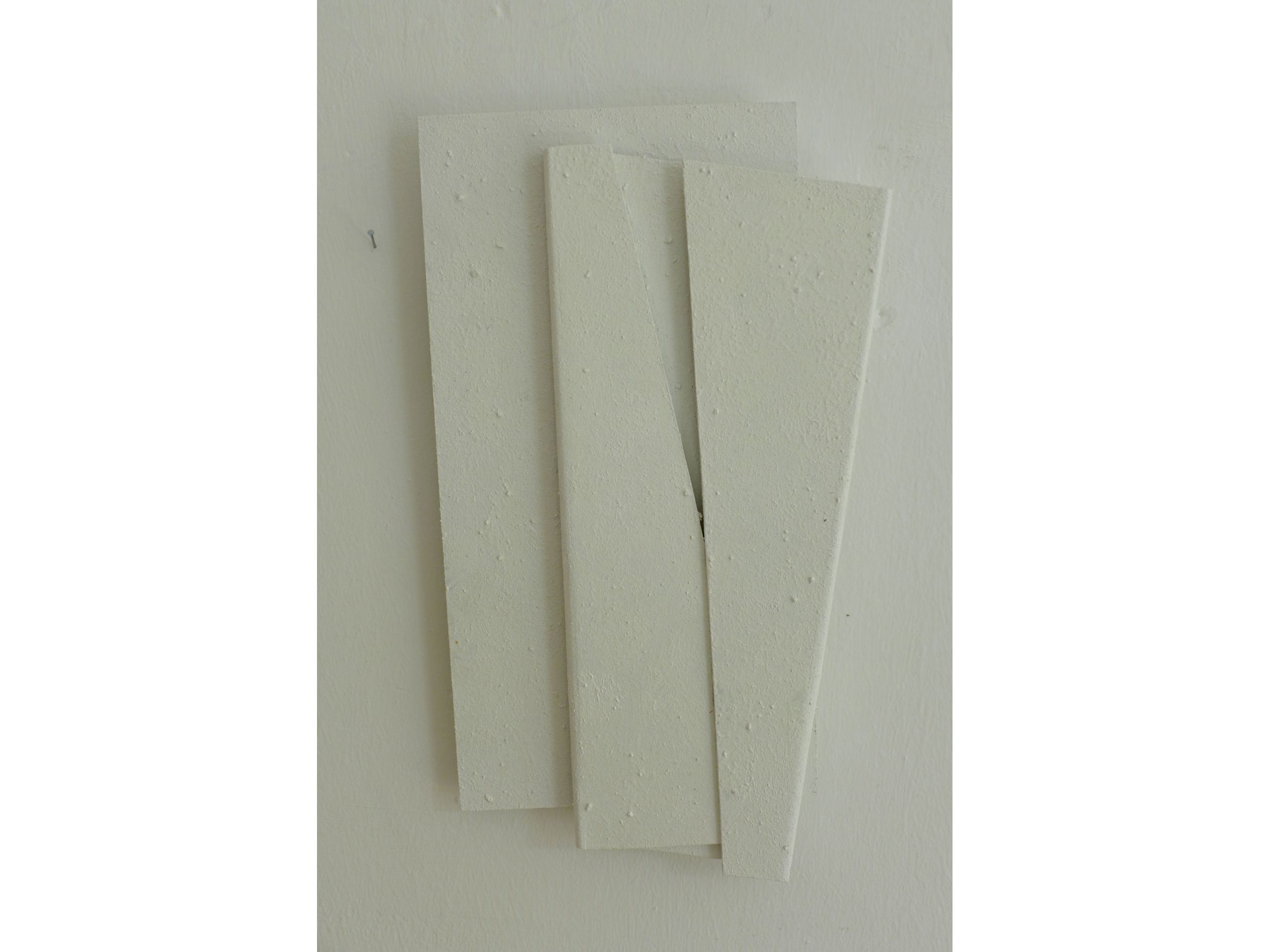 &#039;Wallshapes – Faltung&#039;, 2019, Hartfaser, pigmentiert, 41 x 23 cm, 200 € 