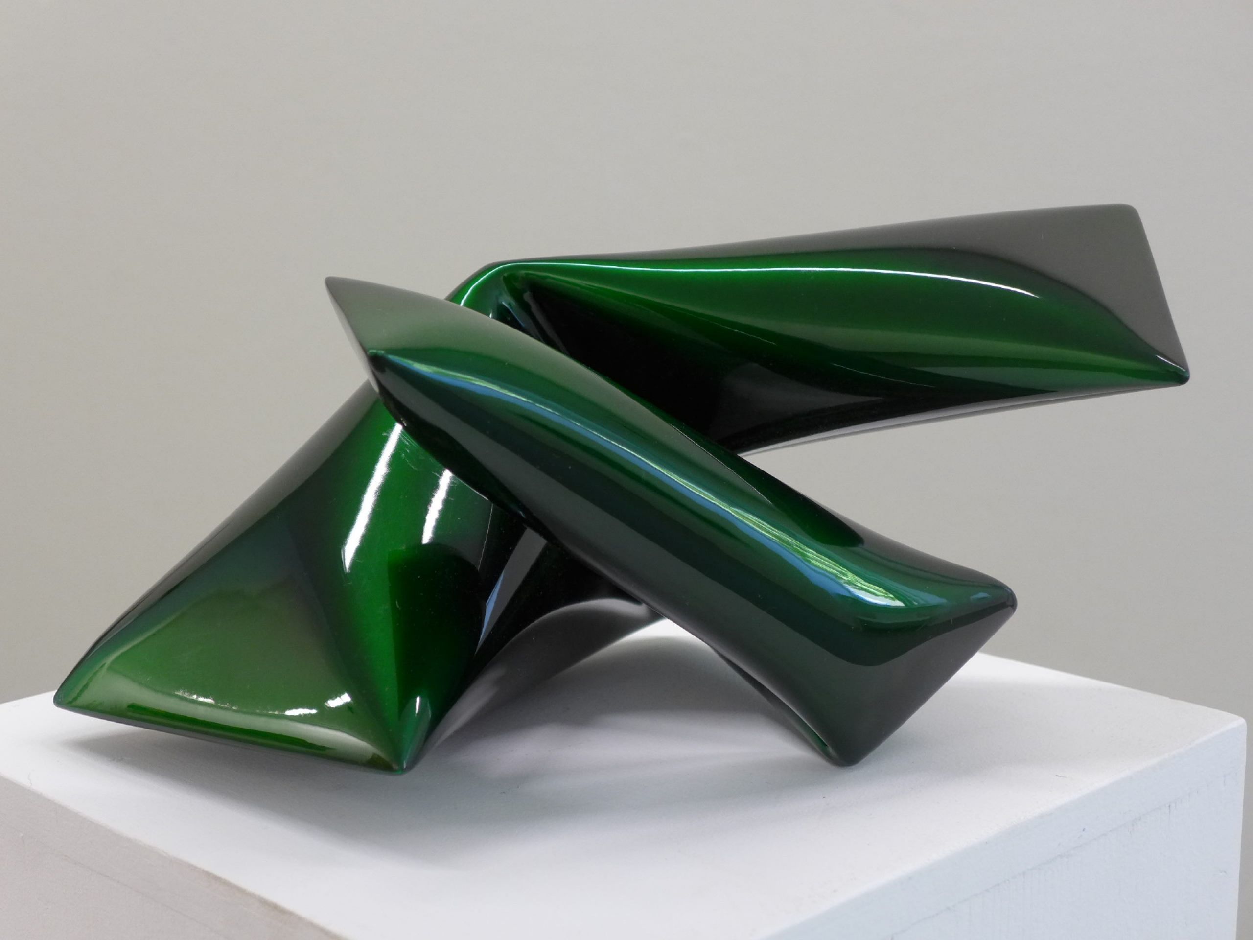 &#039;O.T., 2022&#039;, Stahl, Chromlack, 25 x 35 x 18 cm, 800 € 