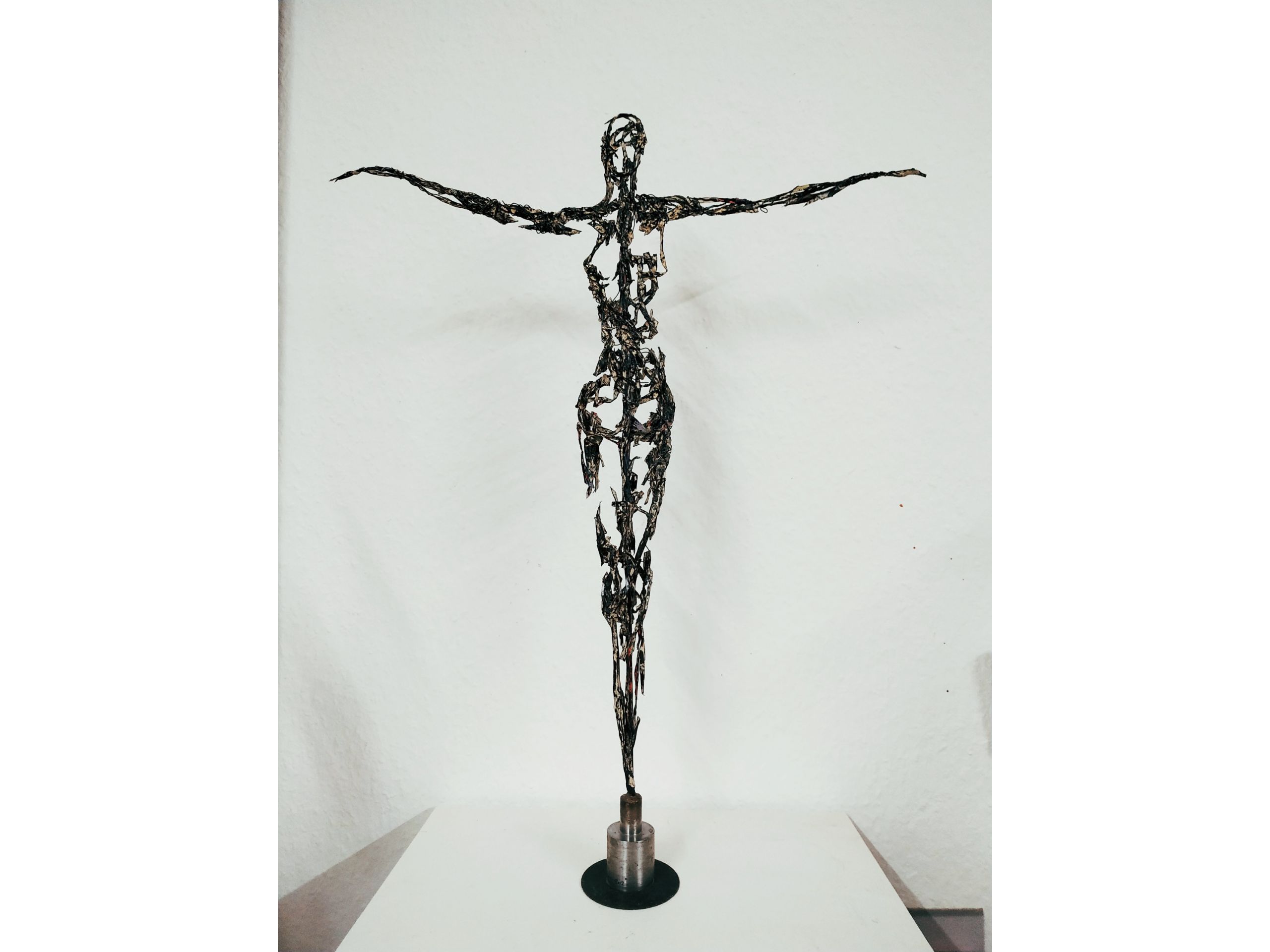 &#039;Vogelfrei&#039;, 2017, Papier / Draht / Eisen / Lack, 58 x 46 x 3 cm, 180 € 