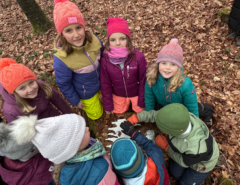Kinder am Rätseln im NaturThemenPark