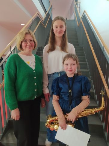Foto: Musikschule  Zwei der sieben  Preisträgerinnen und Preisträger - Marie Hanus und Stella Buling sowie Olga Balzer als Klavierbegleitung