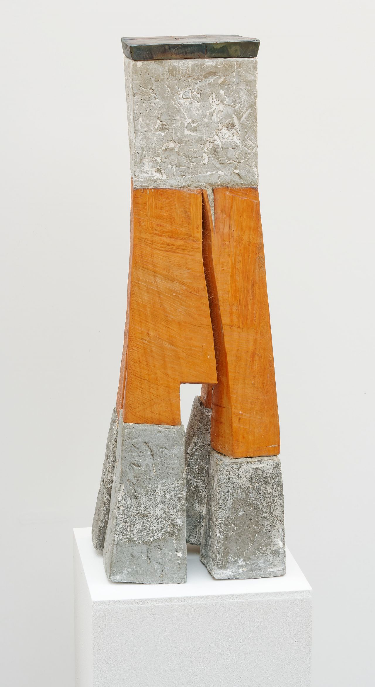 Waltraud Späth Im Lot, 2023, Beton, Stahl, Birne (75 x 25 x25 cm)