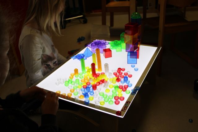 Kindergarten Regenbogen, Leuchttisch für Kinder