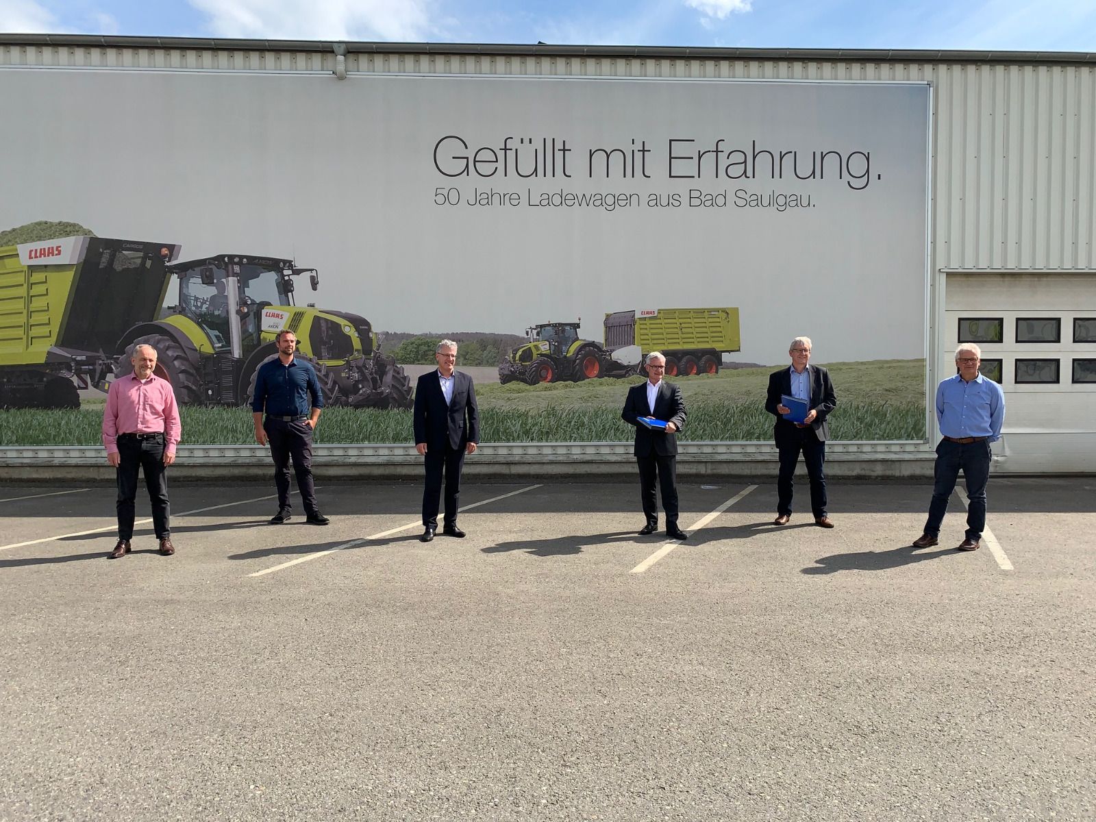 Die Verantwortlichen der Fa. Claas und der Stadtwerke Bad Saulgau freuen sich über den Vertragsabschluss