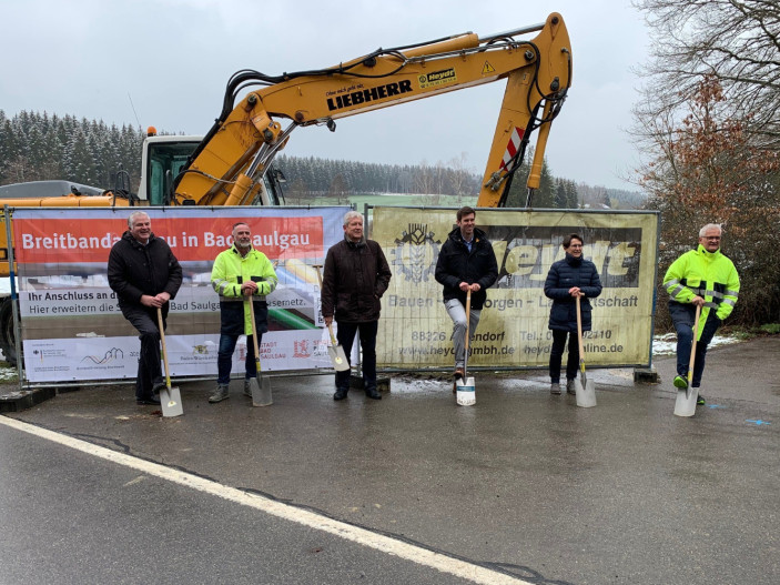 V. l. Martin Götzer (BK Teleconsult), Andreas Brändle (Wassermeister, Stadtwerke Bad Saulgau), Richard Striegel (Betriebsleiter, Stadtwerke Bad Saulgau), Martin Boos (atene KOM), Doris Schröter (Bürgermeisterin, Stadt Bad Saulgau), Johannes Übelhör (Technischer Leiter, Stadtwerke Bad Saulgau) V. l. Martin Götzer (BK Teleconsult), Andreas Brändle (Wassermeister, Stadtwerke Bad Saulgau), Richard Striegel (Betriebsleiter, Stadtwerke Bad Saulgau), Martin Boos (atene KOM), Doris Schröter (Bürgermeisterin, Stadt Bad Saulgau), Johannes Übelhör (Technischer Leiter, Stadtwerke Bad Saulgau)
