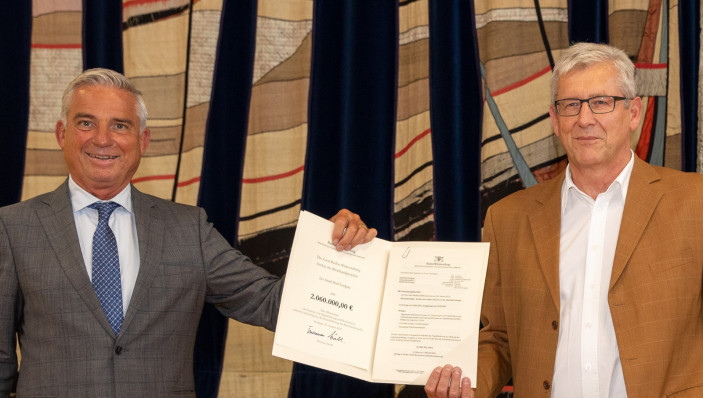 Innenminister Thomas Strobel (re.), MdL, überreicht Richard Striegel, Betriebsleiter der Stadtwerke Bad Saulgau, den Zuwendungsbescheid über 2.060.000 Euro für den Breitbandausbau in Bad Saulgau. Innenminister Thomas Strobel (re.), MdL, überreicht Richard Striegel, Betriebsleiter der Stadtwerke Bad Saulgau, den Zuwendungsbescheid über 2.060.000 Euro für den Breitbandausbau in Bad Saulgau.