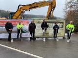 Ein Graben, zwei Gewerke: mit neuer Trinkwasserleitung werden Leerrohre für Breitband verlegt