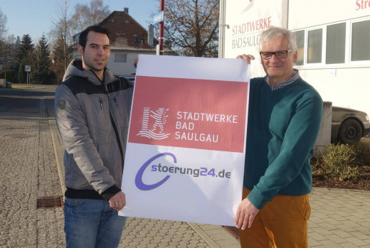 Der kurze Weg zur Störungsmeldung bei Straßenlampen: Markus Beller (li.) und Johannes Übelhör (re.) von den Stadtwerken präsentieren das Portal 'stoerung24.de' und die App 'stoerung24'. Foto: Rudi Multer