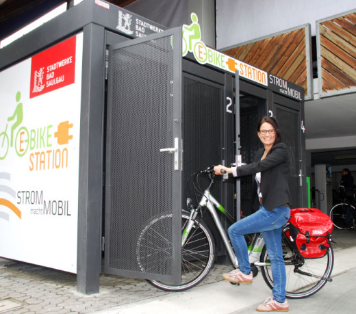 Bild Frau mit E-Bike Bild Frau mit E-Bike