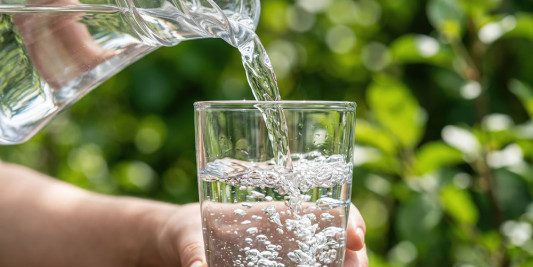 Bild Person testet Wasserqualität Bild Person testet Wasserqualität